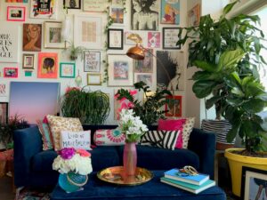 Sala ecléctica con arte y decoración colorida