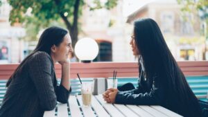 Amigas conversando en una terraza de café
