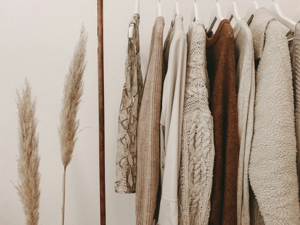 Prendas de vestir colgadas en perchero, moda de segunda mano
