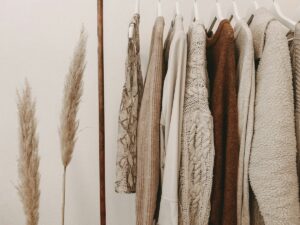 Prendas de vestir colgadas en perchero, moda de segunda mano