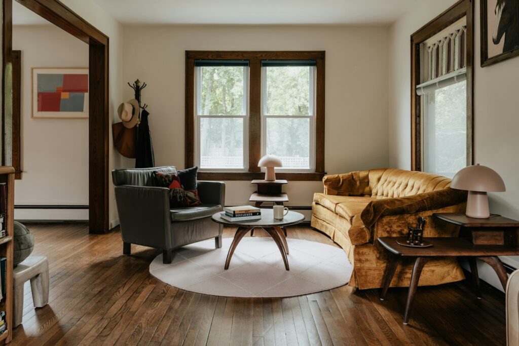 Sala con muebles de madera de estilo vintage