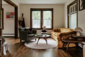 Sala con muebles de madera de estilo vintage