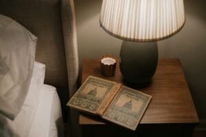 Mesa de noche con lámpara de luz cálida